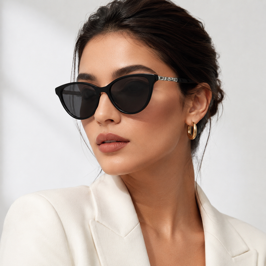 Model feminin purtând ochelarii de soare cu dioptrii Elise negri