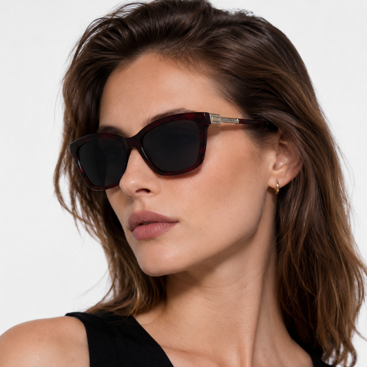Model feminin purtând ochelarii de soare cu dioptrii Gaia vișinii