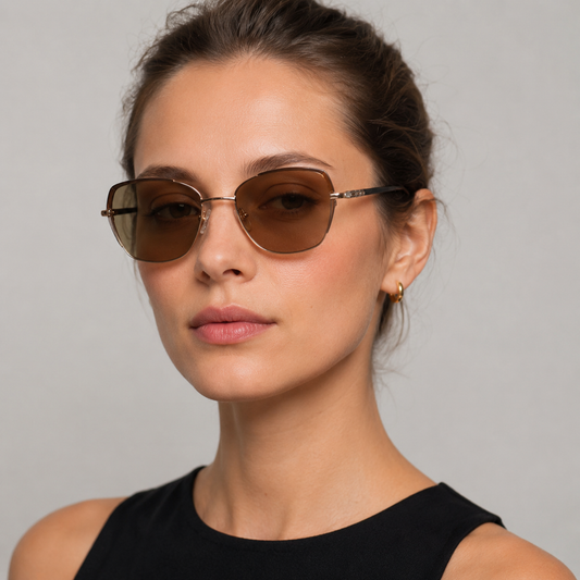 Ochelari de soare Siena Rose Gold purtați de femeie