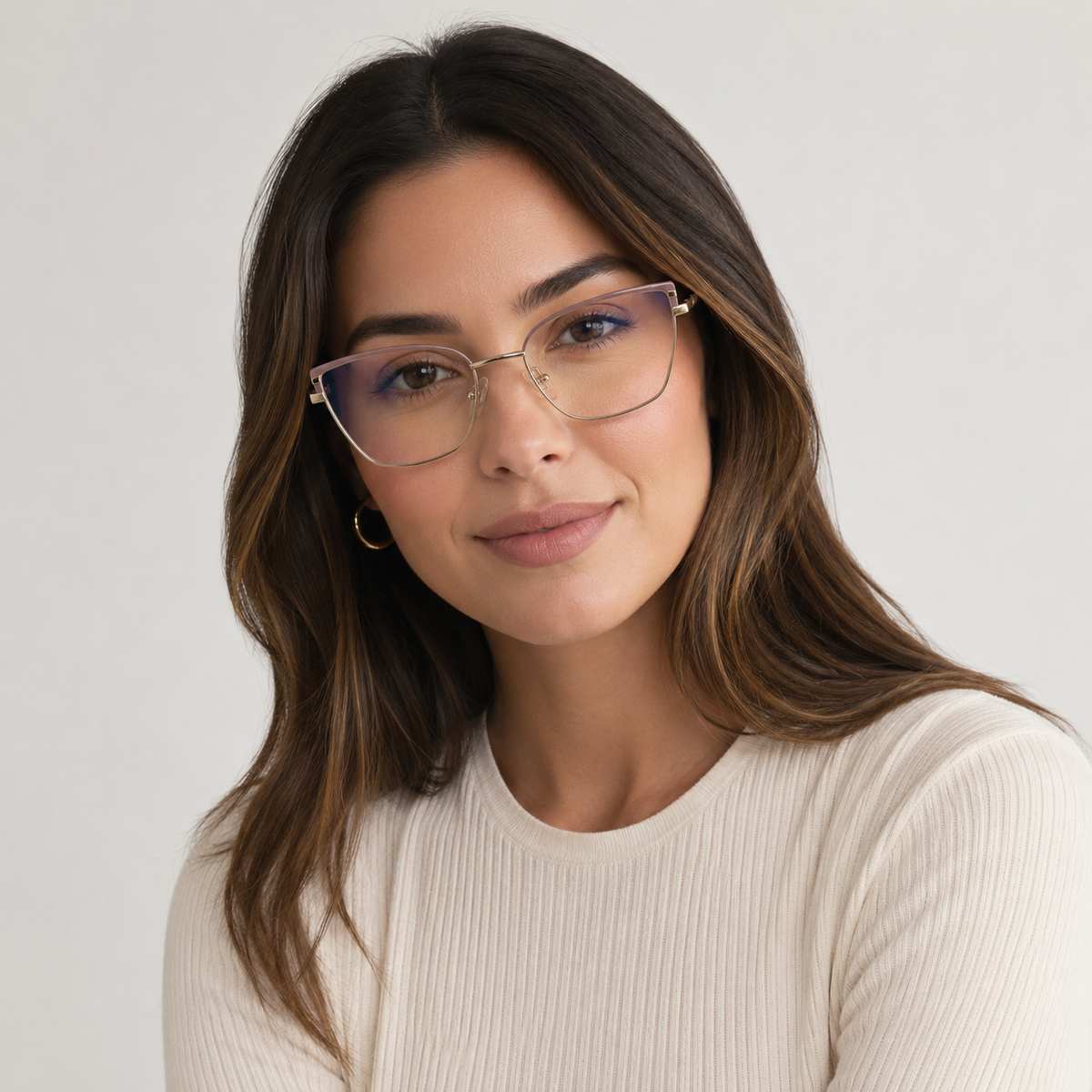 Model femeie purtând Alma Roz pudrat, ochelari eleganți cat-eye pentru vedere
alma-roz-pudrat-vedere-model-2