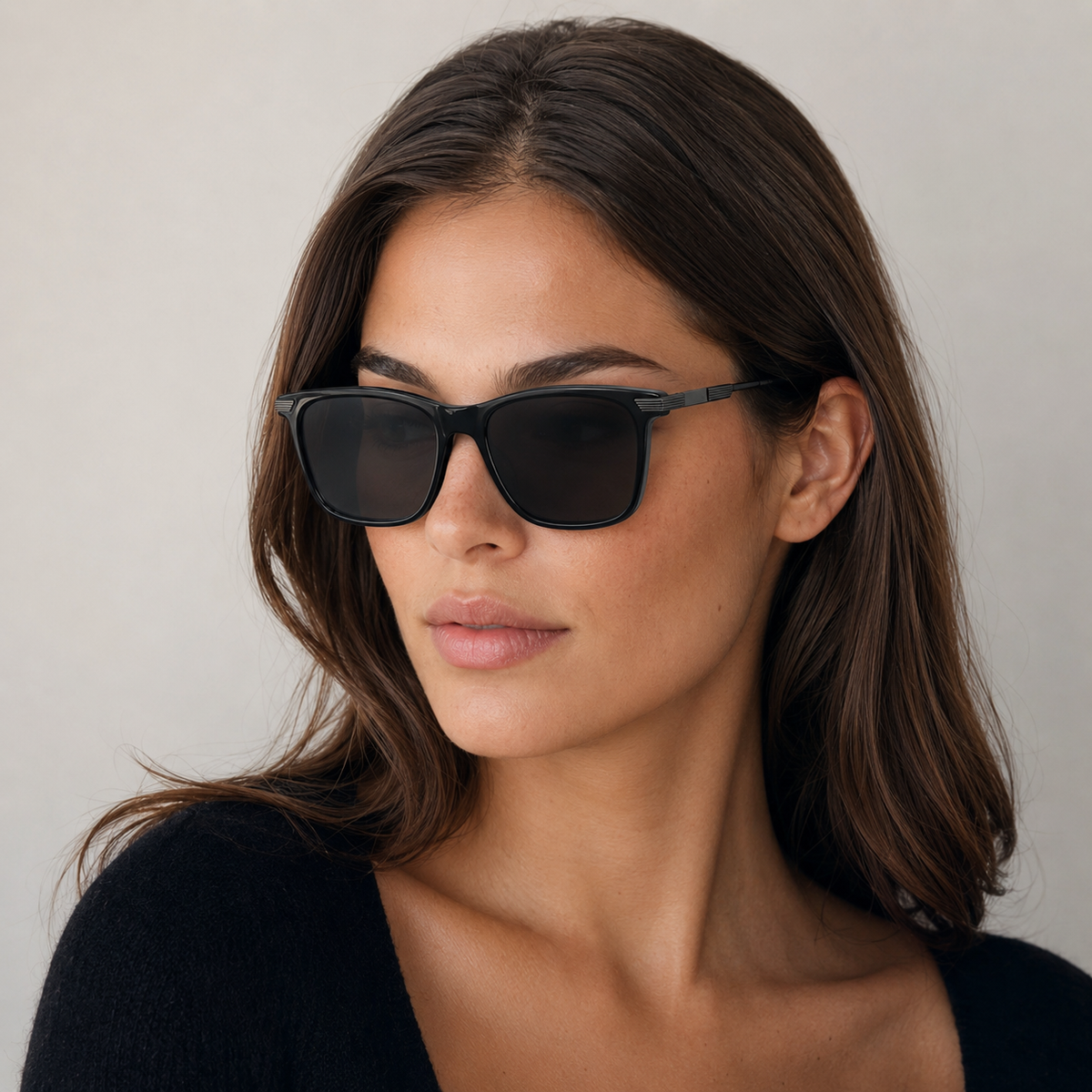 Model femeie purtând ochelari de soare cu dioptrii Axel Negru