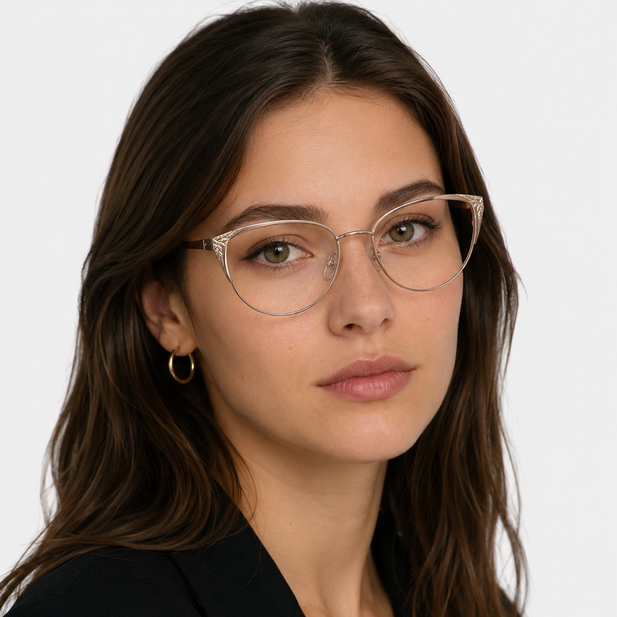 Model feminin purtând ochelarii de vedere Ayla auriu