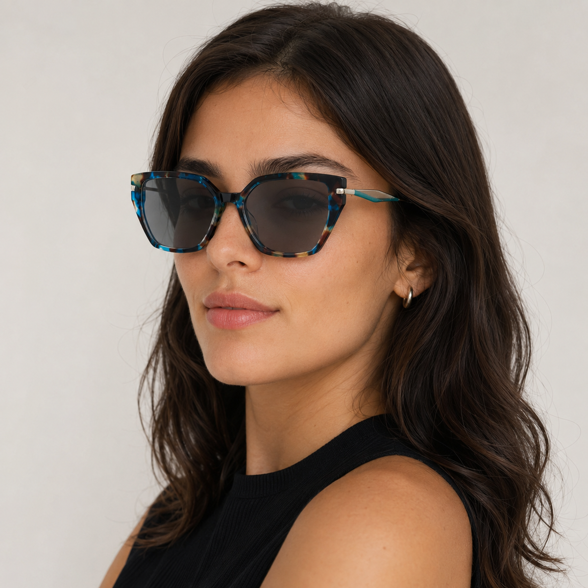 Model feminin purtând ochelarii de soare cu dioptrii Cleo albastru petrol.