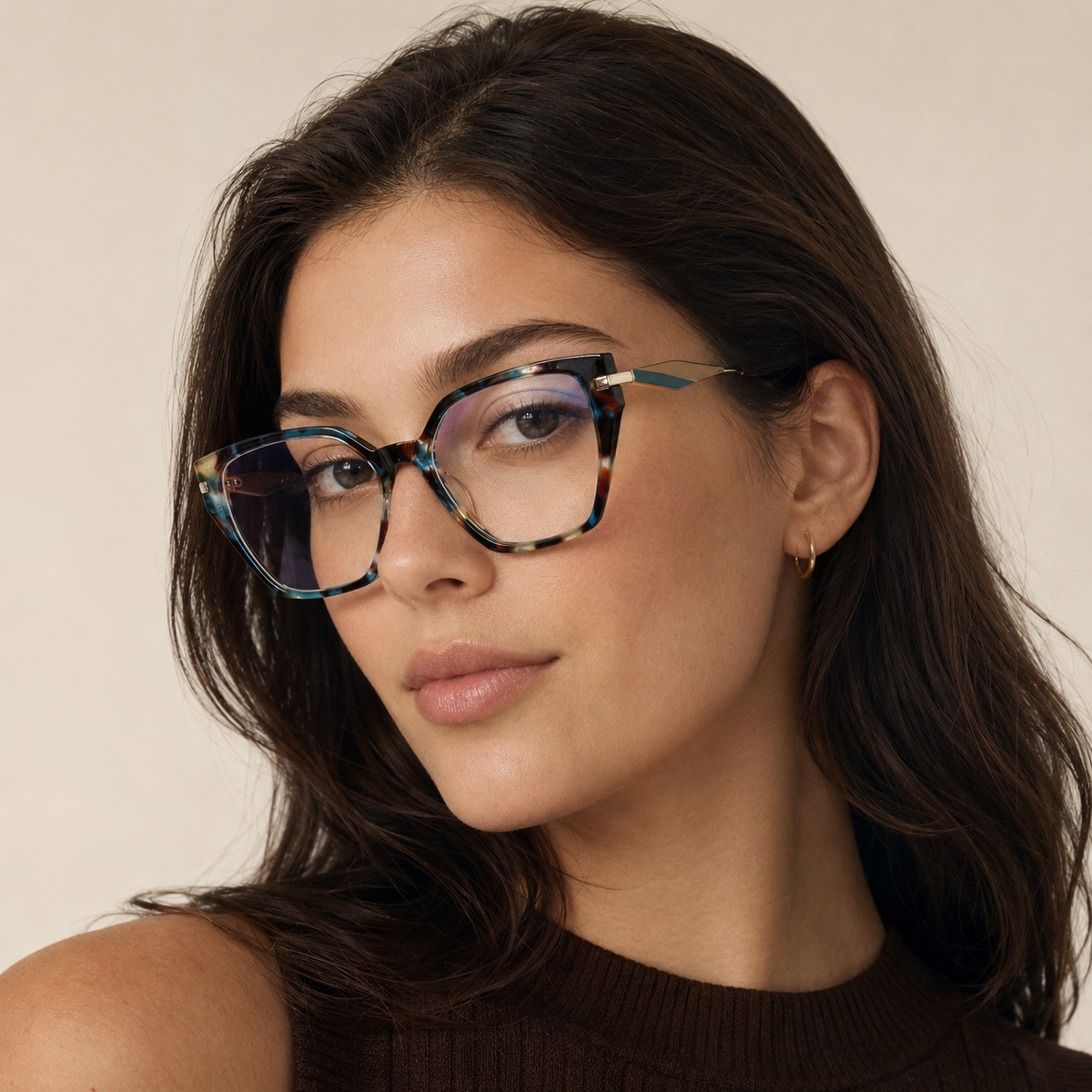 Model feminin purtând ochelarii de vedere Cleo albastru petrol.