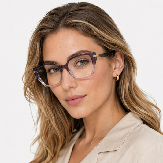 Ochelari de vedere Cleo Burgundy transparent pe model femeie