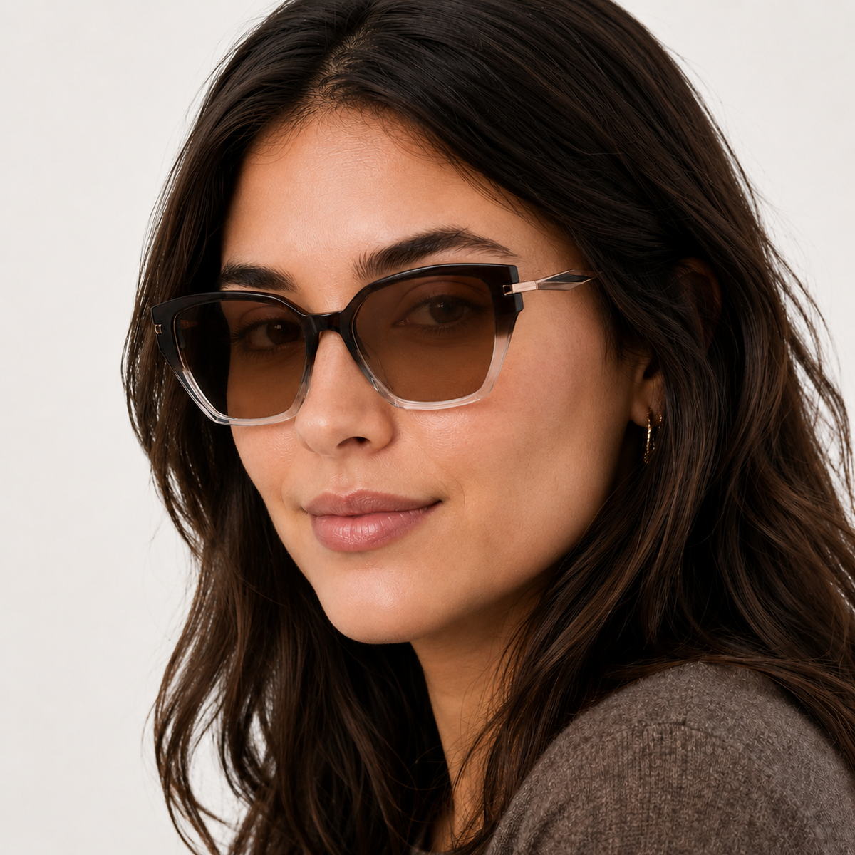 Model feminin purtând ochelarii de soare cu dioptrii Cleo Havana degrade.