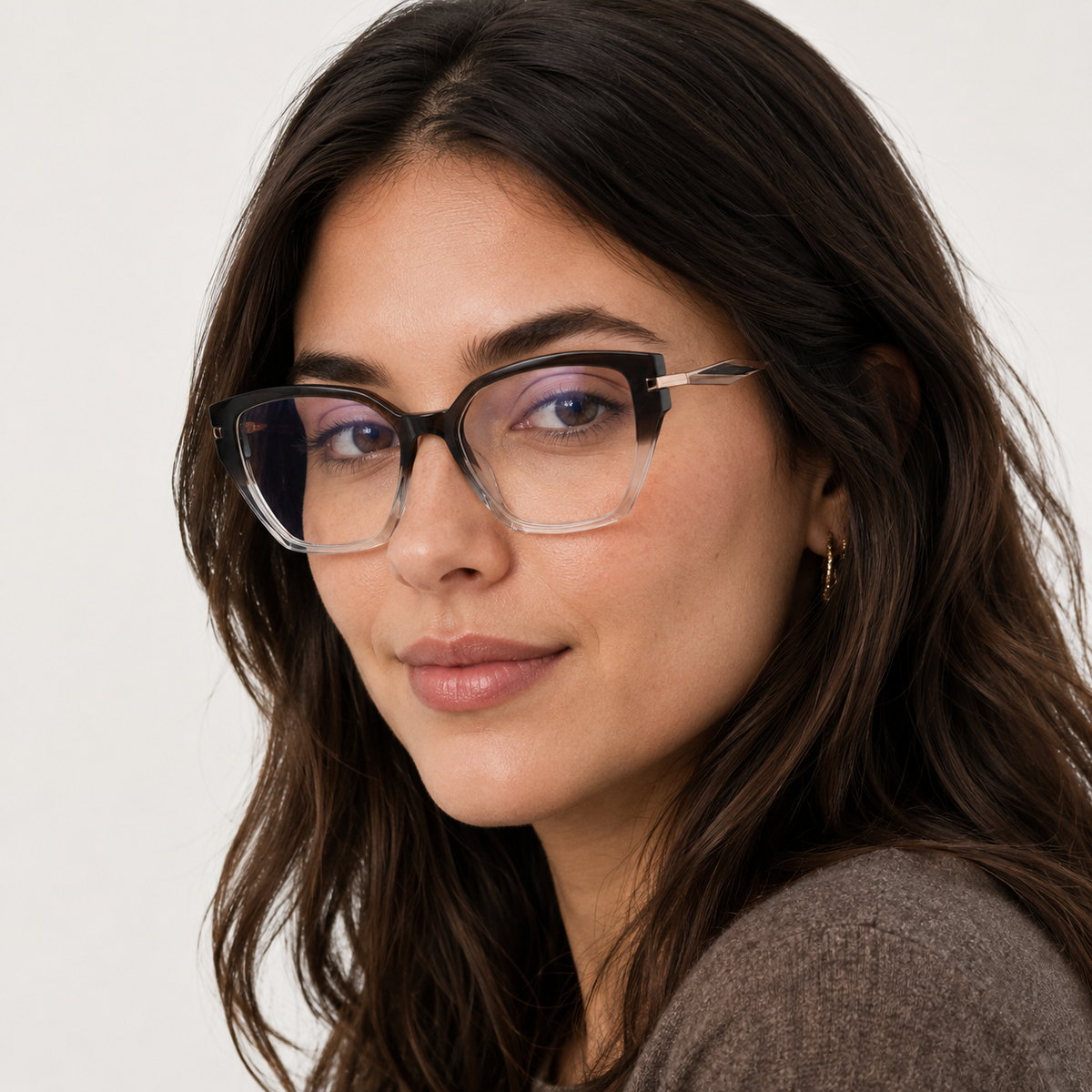 Model feminin purtând ochelarii de vedere Cleo Havana degrade.