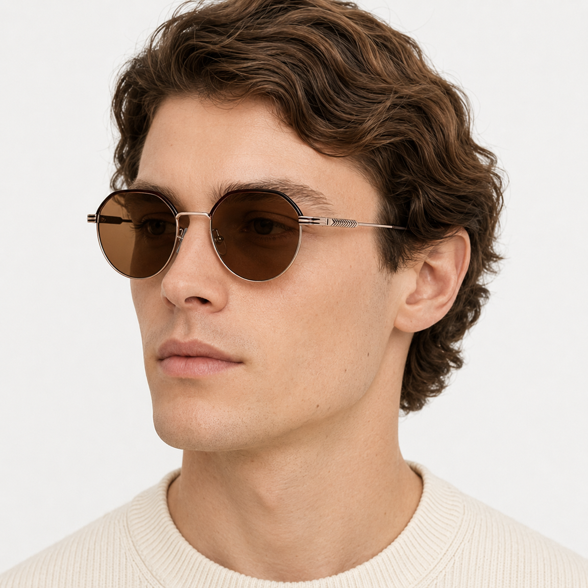 Ochelari de soare Eden Rose Gold purtați de bărbat