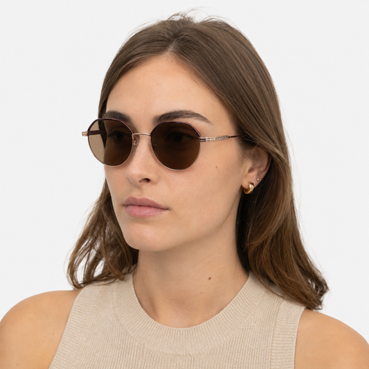 Ochelari de soare Eden Rose Gold purtați de femeie