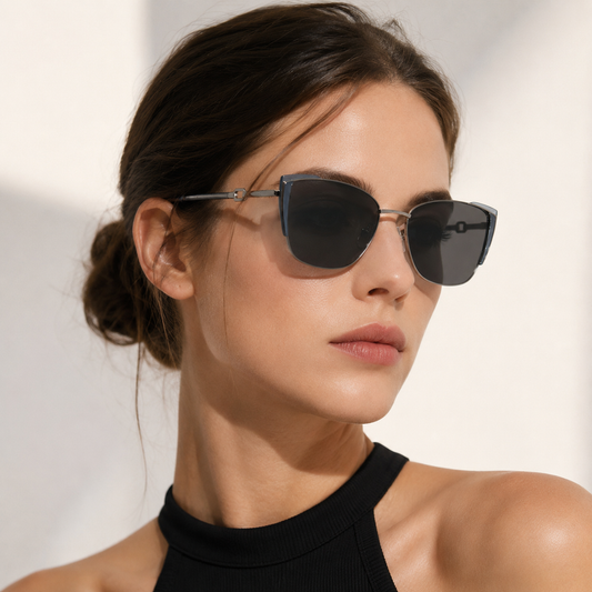 Model feminin purtând ochelarii de soare cu dioptrii Elara Albastru
