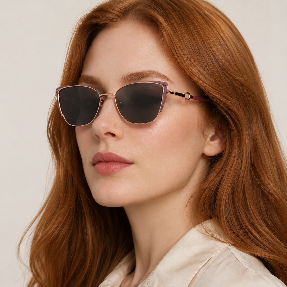 Model feminin purtând ochelarii de vedere Elara Rose Gold.