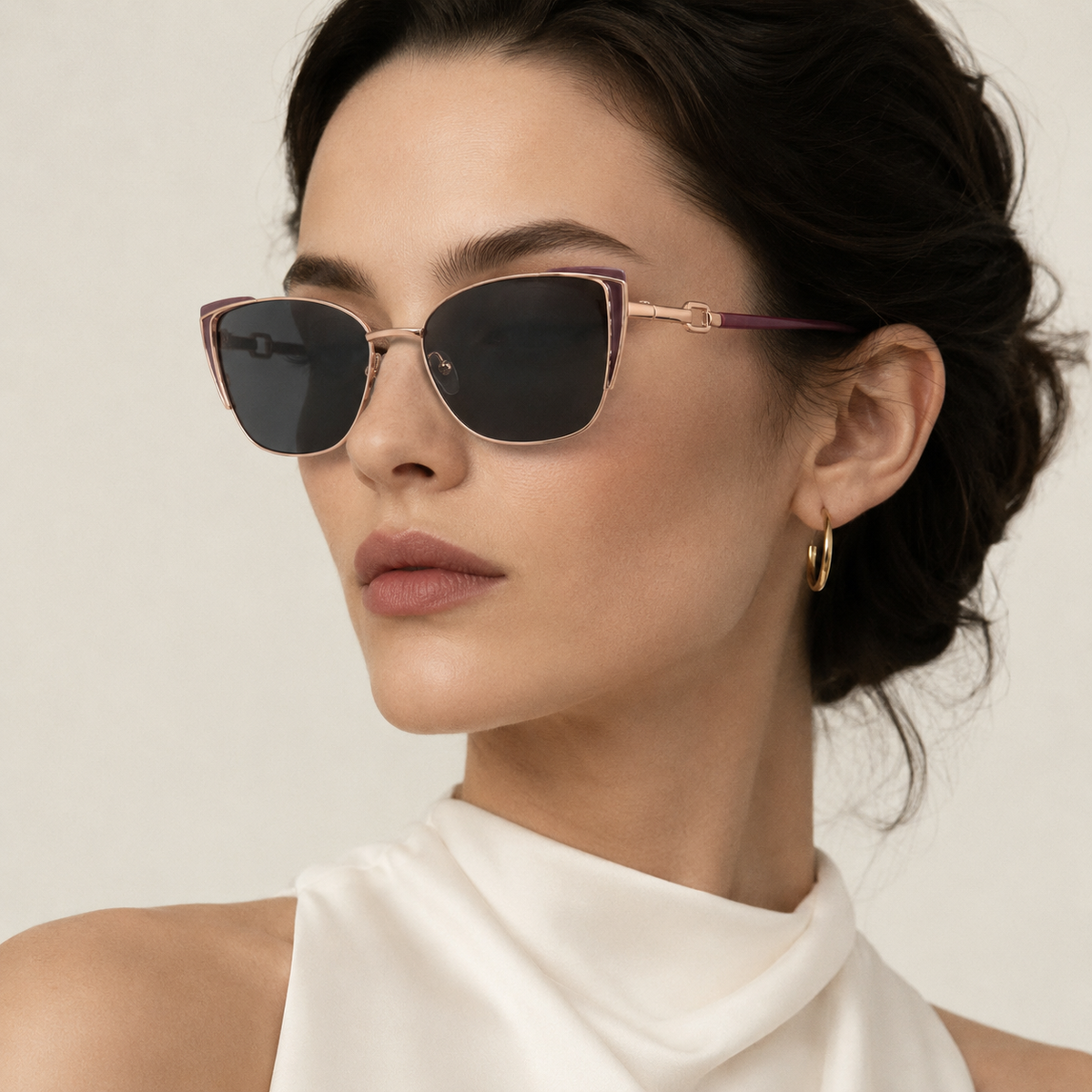 Model feminin purtând ochelarii de soare cu dioptrii Elara Rose Gold.