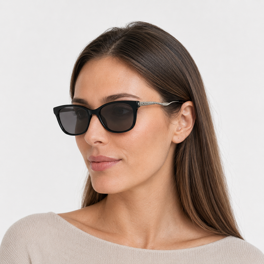 Model feminin purtând ochelarii de soare Elin negru