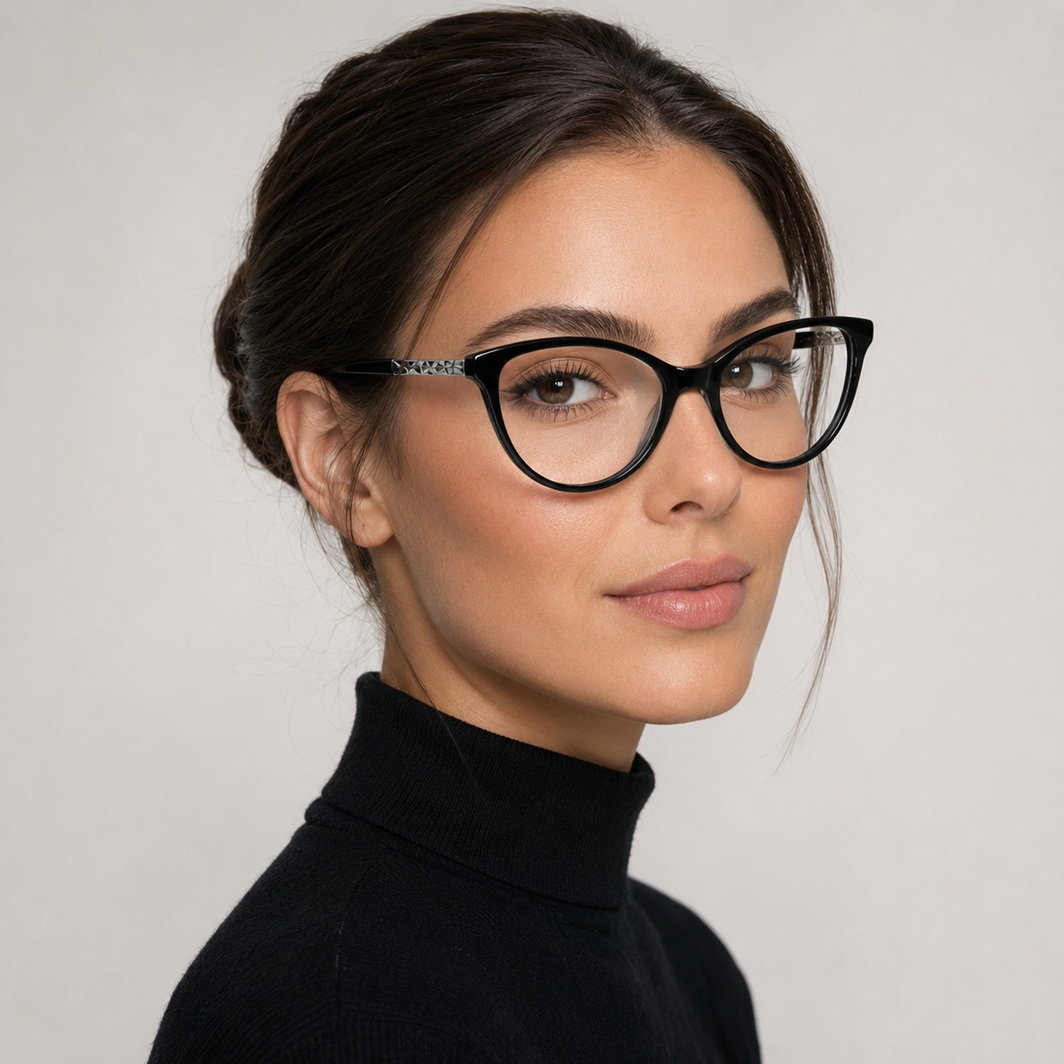 Model feminin purtând ochelarii de vedere Elise negri