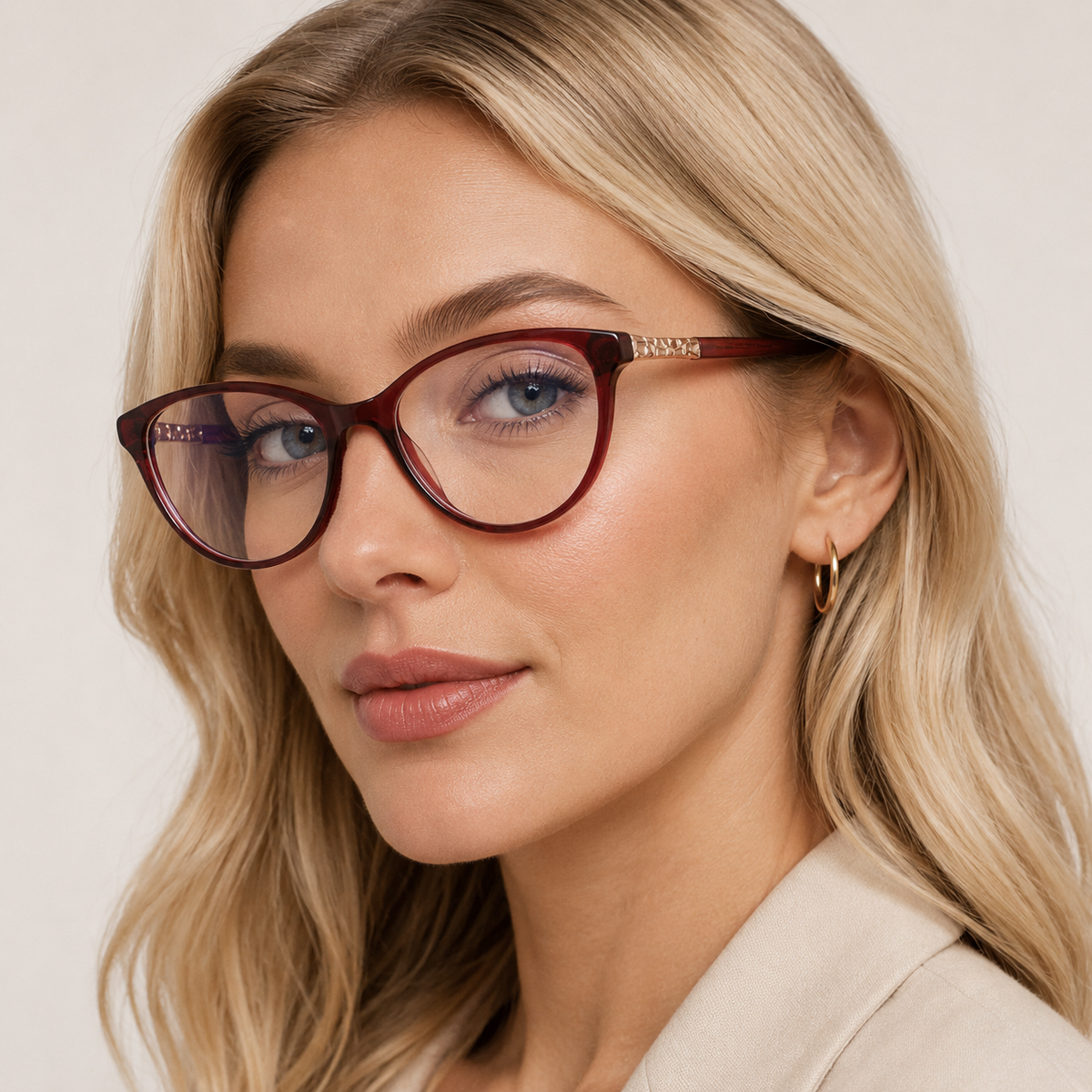 Model feminin purtând ochelarii de vedere Elise vișinii.