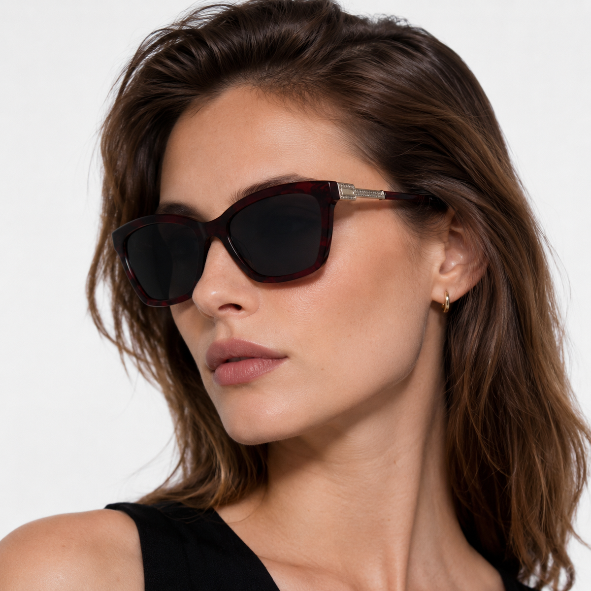 Model feminin purtând ochelarii de soare cu dioptrii Gaia vișinii