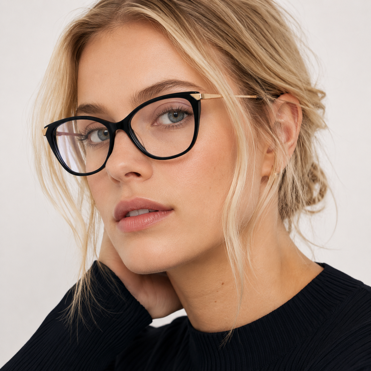Model feminin purtând ochelarii de vedere Lia negru cu brațe aurii