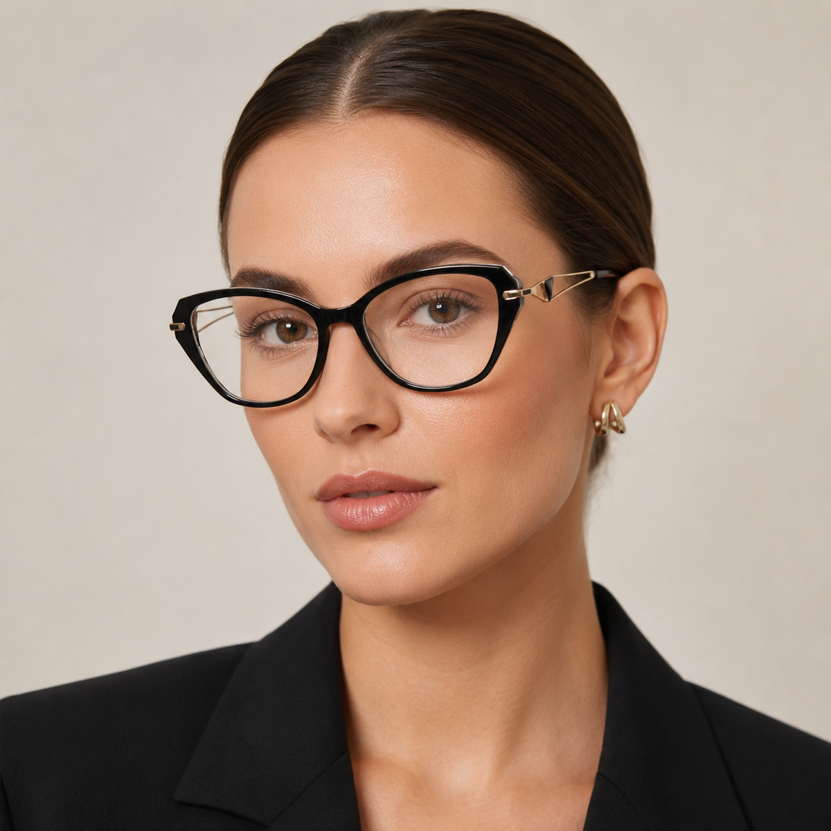 Model feminin purtând ochelari de vedere Mara cu ramă cat-eye neagră