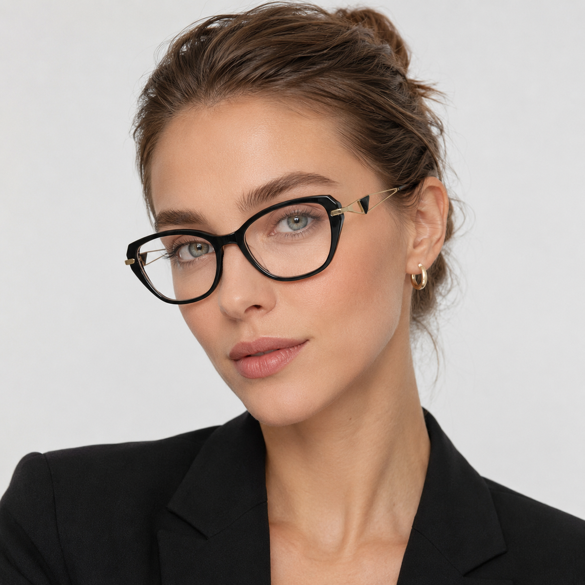 Ochelari de vedere Mara purtați pe model feminin, ramă neagră elegantă