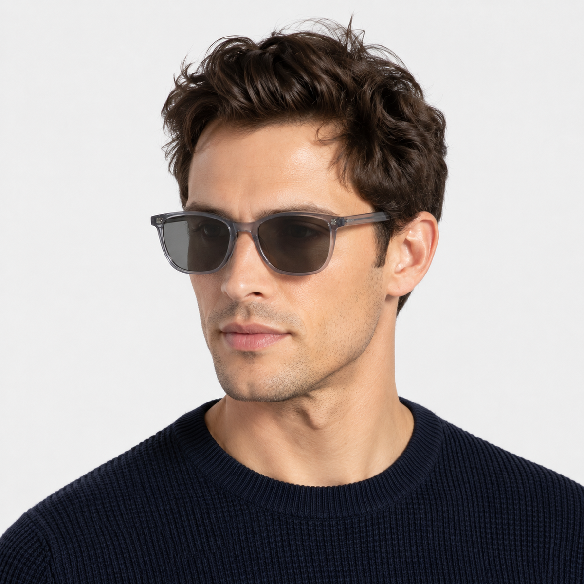 Model masculin purtând ochelari de soare Mira Ardezie