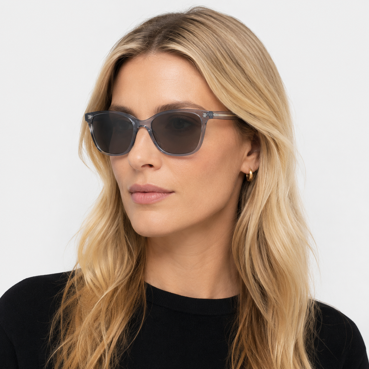 Model feminin purtând ochelari de soare Mira Ardezie