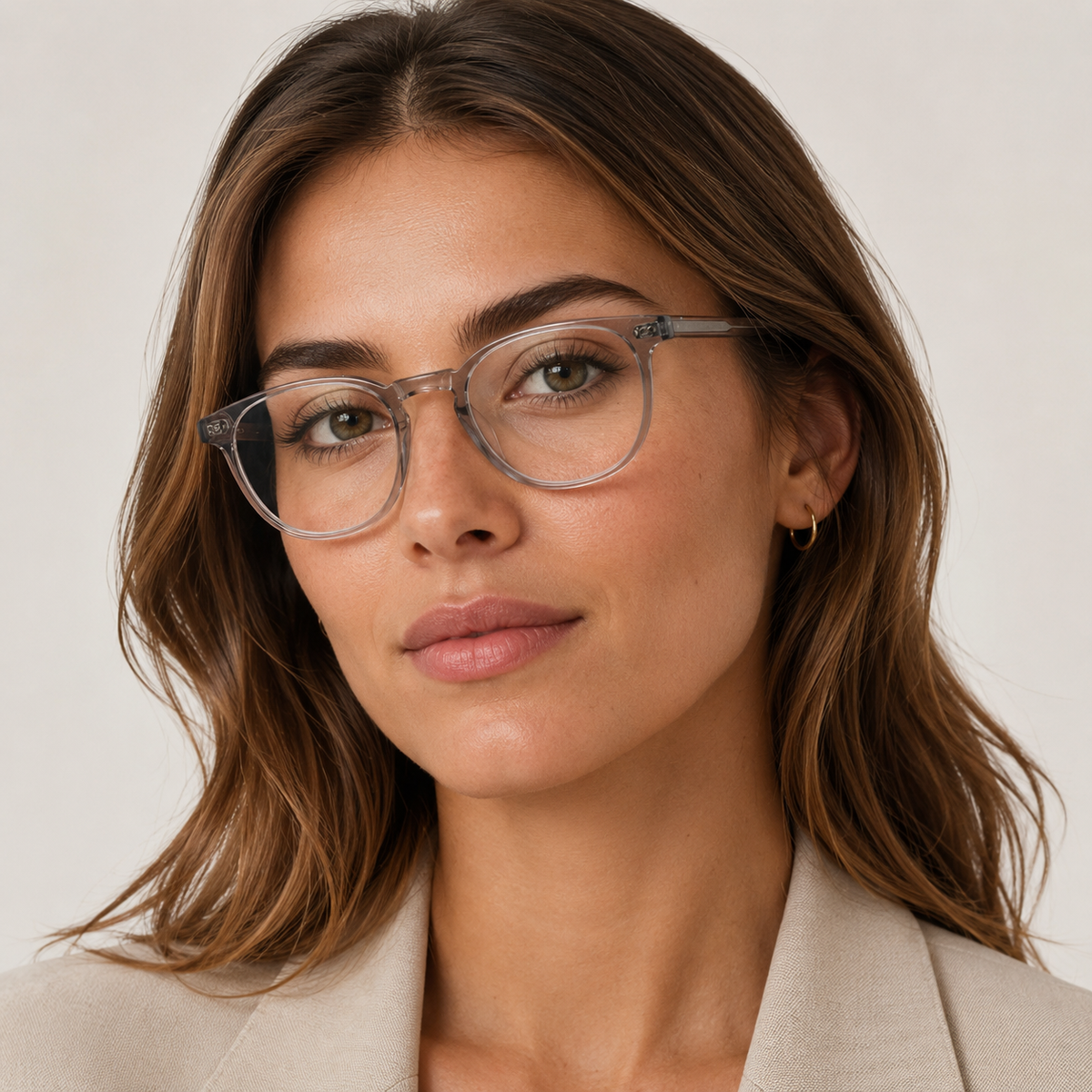 Model feminin purtând ochelari de vedere Niko Gri