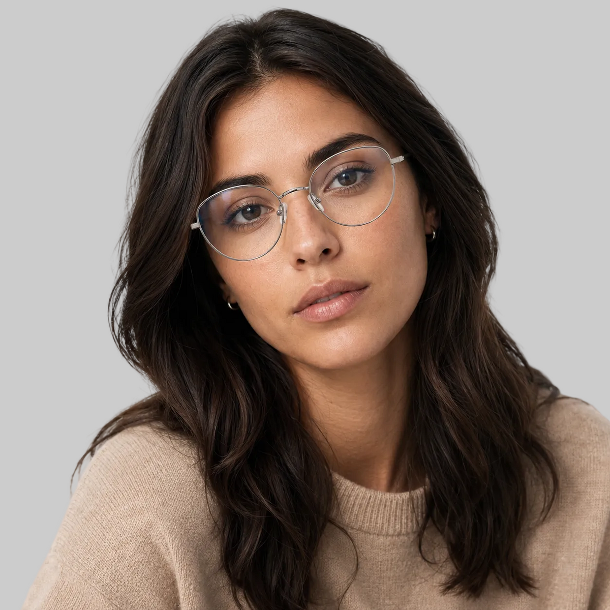 Model femeie brunetă purtând ochelari de vedere Rona Argintiu