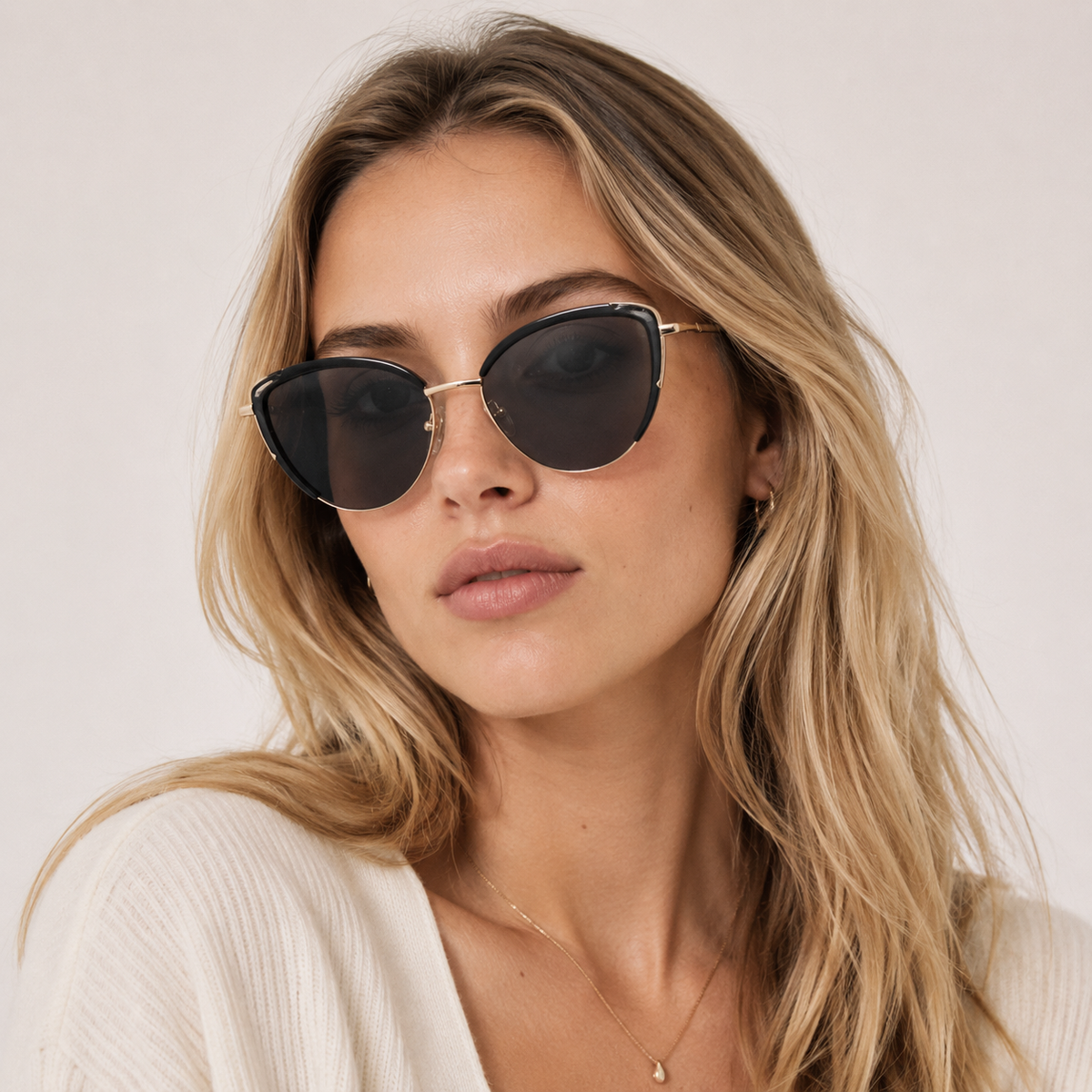 Ochelari de soare cu dioptrii Selma Negru Auriu pe model femeie