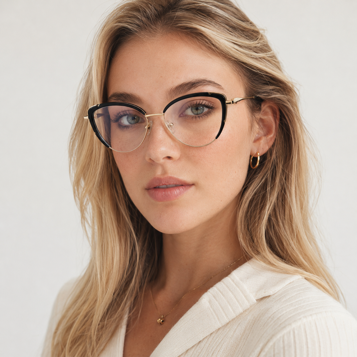 Ochelari de vedere Selma Negru Auriu pe model femeie